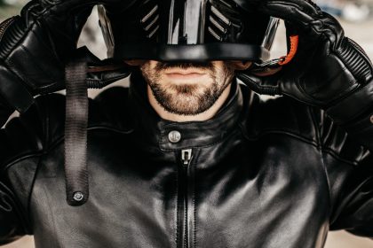 un casque de moto