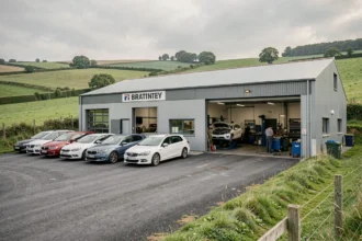 Vue d'ensemble d'une carrosserie professionnelle dans le Morbihan avec des véhicules en cours de réparation