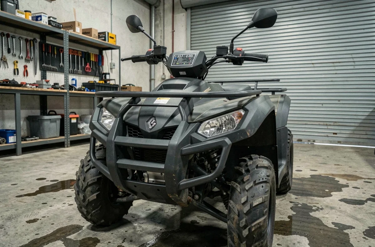 Détail d'un quad homologué route avec plaque d'immatriculation et rétroviseurs dans un garage urbain
