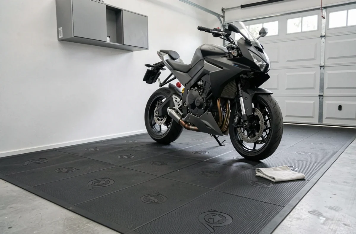 Garage moderne avec tapis moto premium installé sous une moto contemporaine, vue grand angle de l'ensemble de l'espace