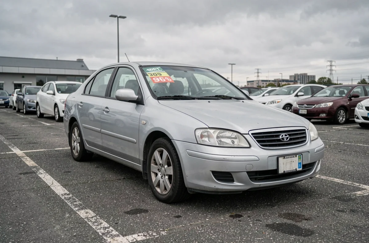 Voiture d'occasion dans un parc automobile avec étiquette de prix, illustrant l'achat de véhicule via des plateformes comme Aramis Auto
